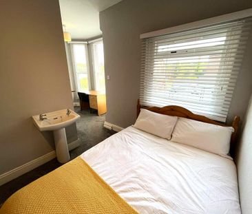 4 bedroom flat to rent - Photo 2