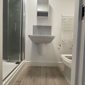 Studio Flat, Great Cambridge Road, N18 - Photo 3