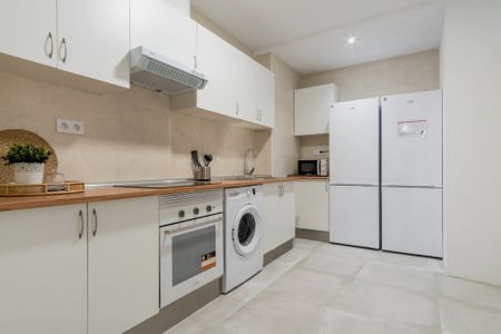 Large room in calle Martin de los Heros - Photo 3