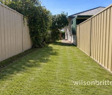 Prime Location 1 Bedroom Duplex with Spacious Yard! - Photo 4