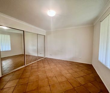 Neat and tidy 3 bedroom home with Split system air conditioning! - Photo 4