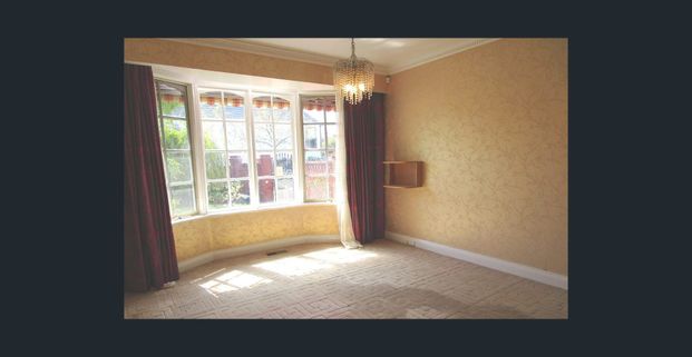 Superbly spacious classic home - Photo 1