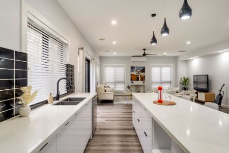 Modern Family Home - Photo 3