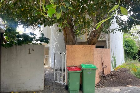 3-bedroom, 2-bathroom townhouse - Photo 3