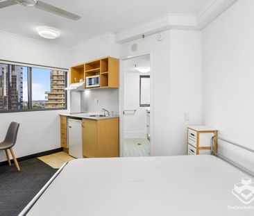 Room to relax, views to impress - Photo 3