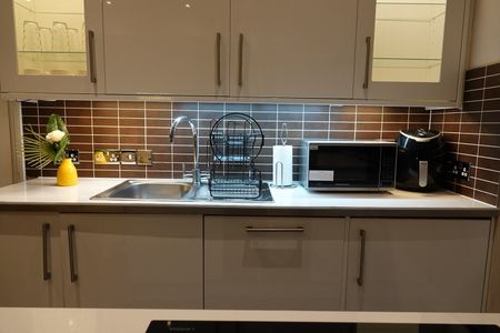 1 Bed Flat, Queen Square, BN1 - Photo 2