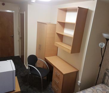 1 bedroom in a flat share to rent - Photo 2