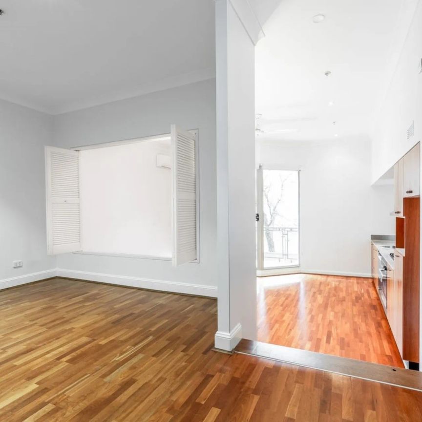 WAREHOUSE CONVERSION LIVING IN CENTRAL LOCALE - Photo 1