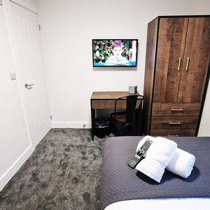 1 bedroom in a house share to rent - Photo 2