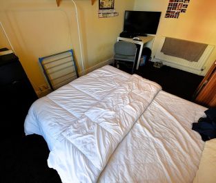 2 bedroom House in Hyde Park, Leeds - Photo 4