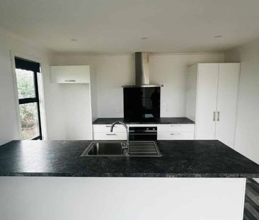 Stunning modern property with views - Photo 3