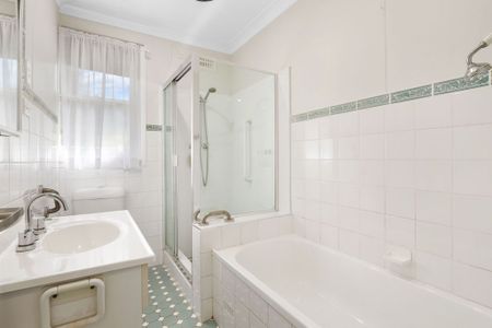 Family home on a quiet street - Photo 4