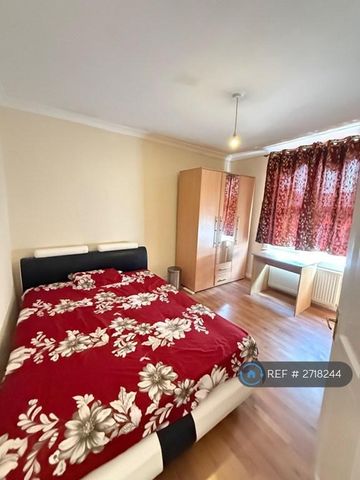 4 bedroom semi-detached house to rent - Photo 4