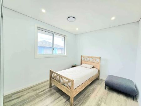“Luxurious Four Bedroom Family Home with Solar Panels” - Photo 2