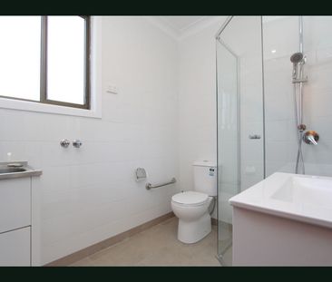 Charming 2 Bedroom Semi! - Photo 6
