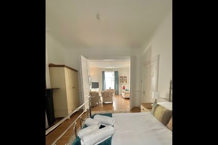 1 Bed Flat, Royal York Crescent, BS8 - Photo 4