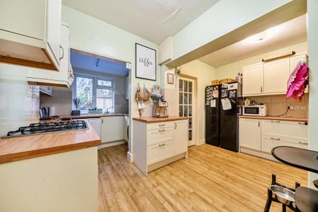 4 bedroom semi-detached house to rent - Photo 5