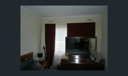 PETS ALLOWED! Large Unit in TOP LOCATION. WALK TO TRAINS, BUSES, SHOPS, SHOPPING CENTRE, RESTAURANTS etc ! - Photo 2