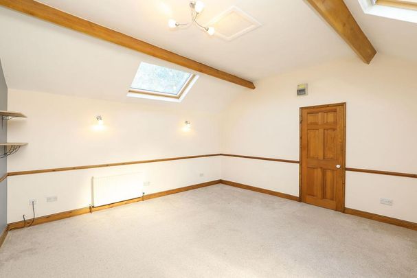 3 bedroom coach house to rent - Photo 1