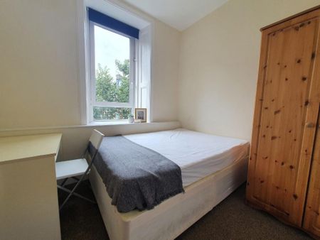 4 bedroom flat to rent - Photo 2