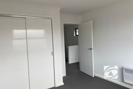 MODERN LAKESIDE LIVING IN SOUGHT-AFTER TIMBERTOP ESTATE - Photo 5