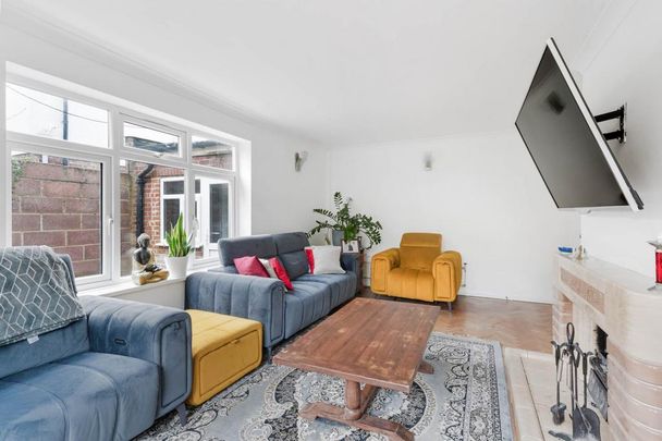 5 bedroom detached house to rent - Photo 1