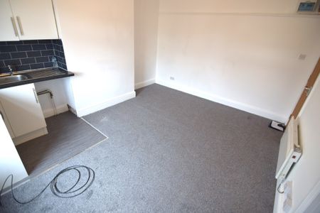 To Let Studio - Photo 3