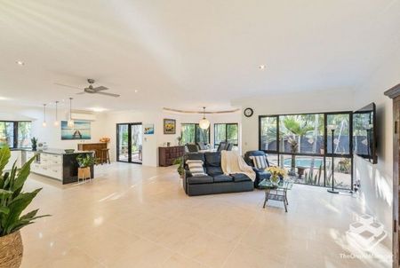 Furnished 4 Bed 3 Bath 5 Car Pool & Solar - Photo 4