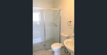 PRIVATE ROOM WITH AIR CON & PRIVATE ENSUITE - PERFECT FOR STUDENTS CLOSE TO QUT! - Photo 2