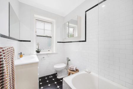 Charming art deco apartment with private access to garden courtyard - Photo 3