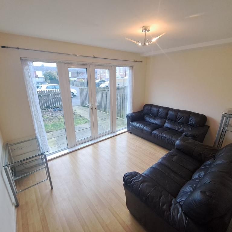 3 bedroom terraced house to rent - Photo 1