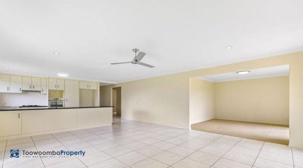 Family living at its finest! Inviting, low maintenance home nestled in quiet pocket of Glenvale! - Photo 1