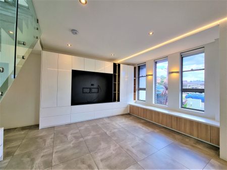 Stylish and Timeless Four Bedrooms Duplex - Photo 3