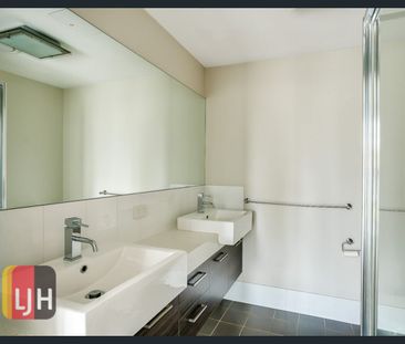 Ground Floor 2 Bedroom Apartment Opposite Park. Courtyard, Street A... - Photo 6