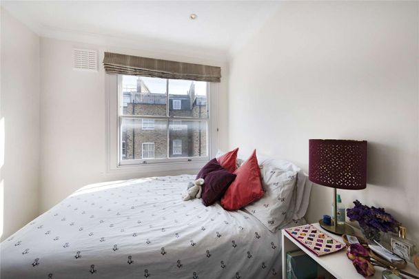 A charming fourth floor period conversion in a prime South Kensington location, boasting plenty of natural light and a private balcony. - Photo 1