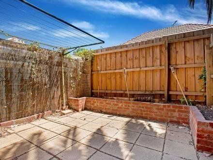 Two Bedroom Townhouse With Courtyard - Photo 4