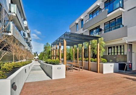 Urban Elegance Meets Resort-Style Living - Photo 2