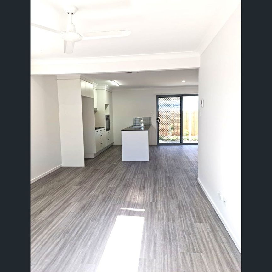 3 BEDROOM 2 BATHROOM TOWNHOUSE WITH DUCTED AIR - Photo 1