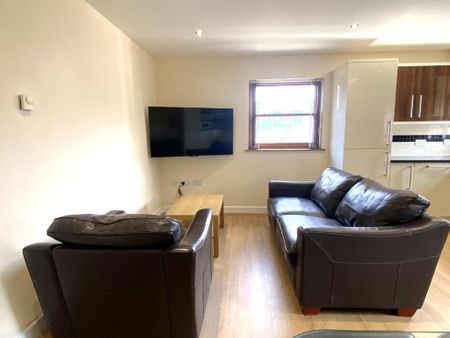 4 bedroom flat to rent - Photo 4