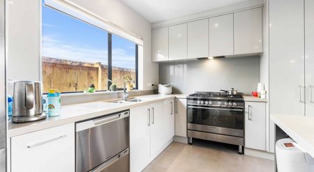 Spacious Family Living - Unbeatable Location - Photo 2