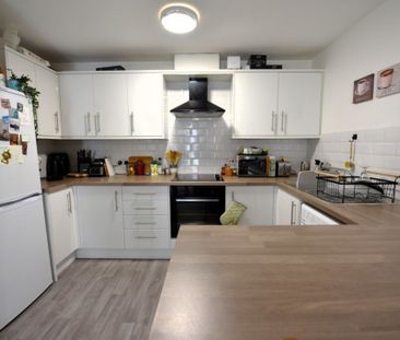 2 bedroom Flat in Flat 17, Leeds - Photo 4