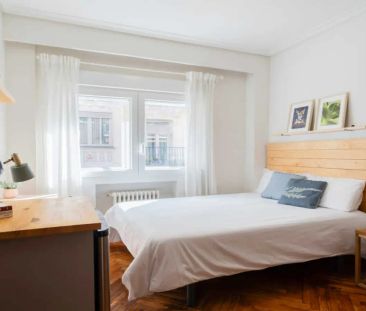 Room in a shared 6-bedroom apartment for rent in Argüelles - Photo 5