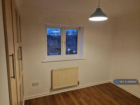 4 bedroom semi-detached house to rent - Photo 4