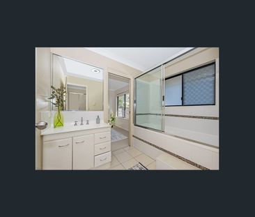 Stunning Four Bedroom House in Douglas! - Photo 3