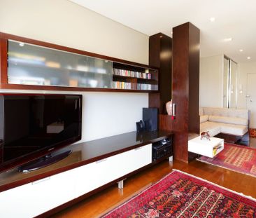 Renovated, Top Floor Studio Apartment with Light & Bright Park Outlook - Photo 1