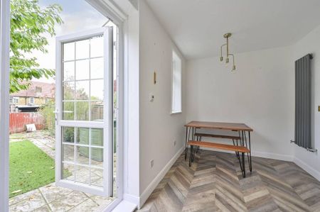 3 bedroom end of terrace house to rent - Photo 2