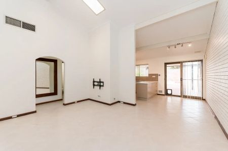 “Superbly Presented Villa in Desirable Alfred Cove” - Photo 2