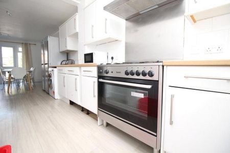 5 bedroom detached house to rent - Photo 5