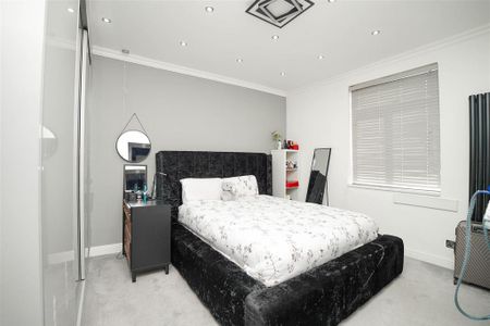 4 bedroom flat to rent - Photo 2