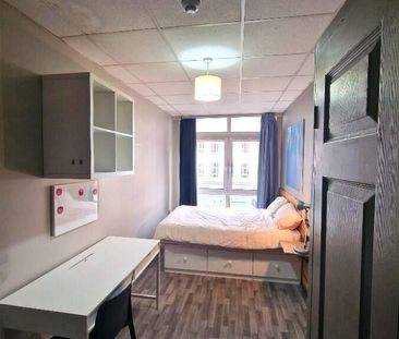 1 bedroom in a flat share to rent - Photo 2